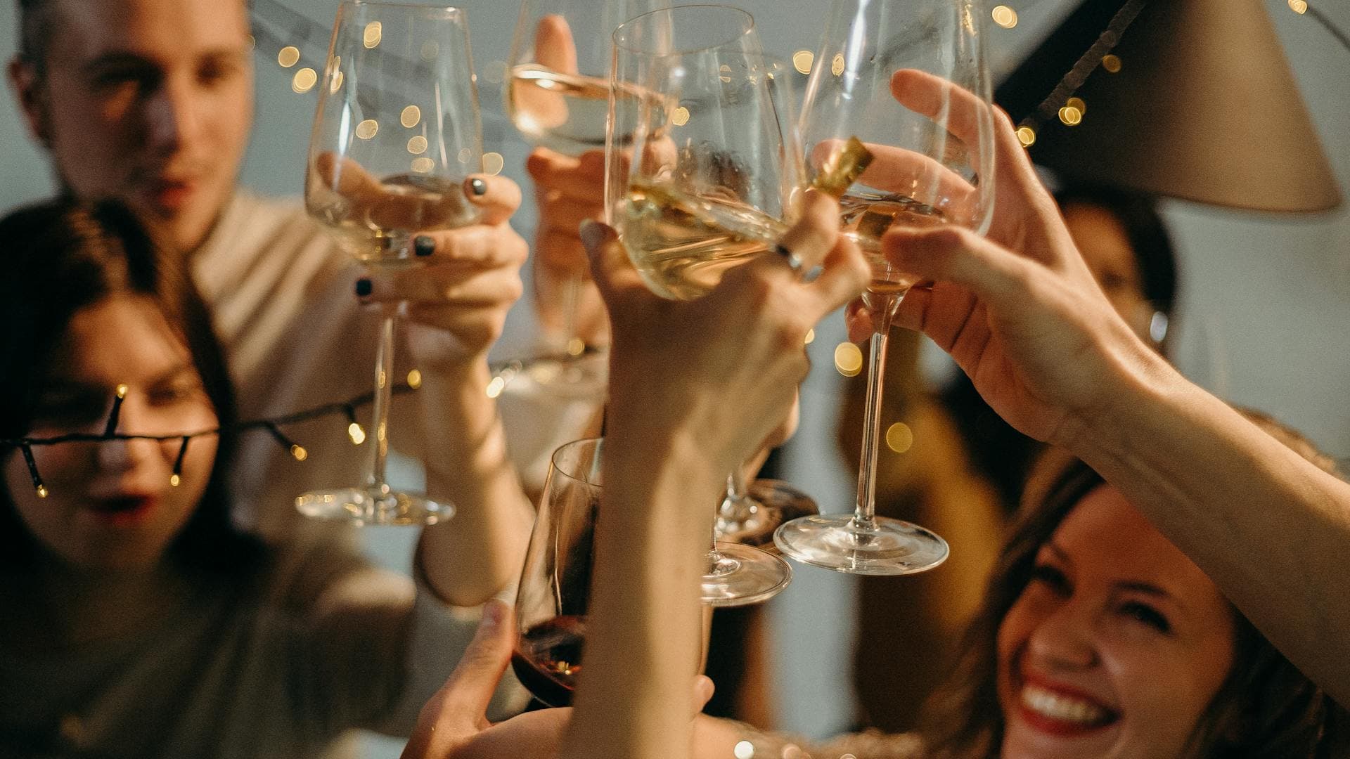 Vrienden die champagneglazen heffen tijdens een feest
