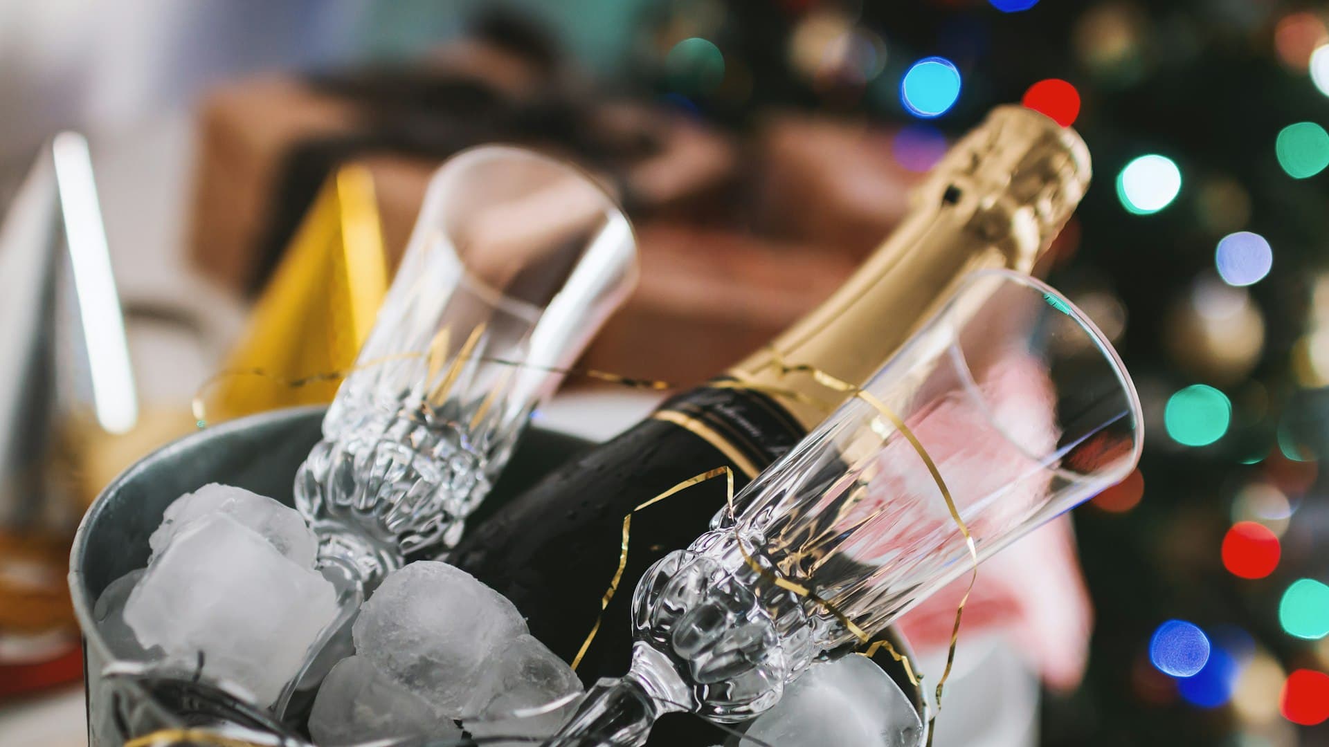Kerstpakket met champagne en feestelijke verpakking