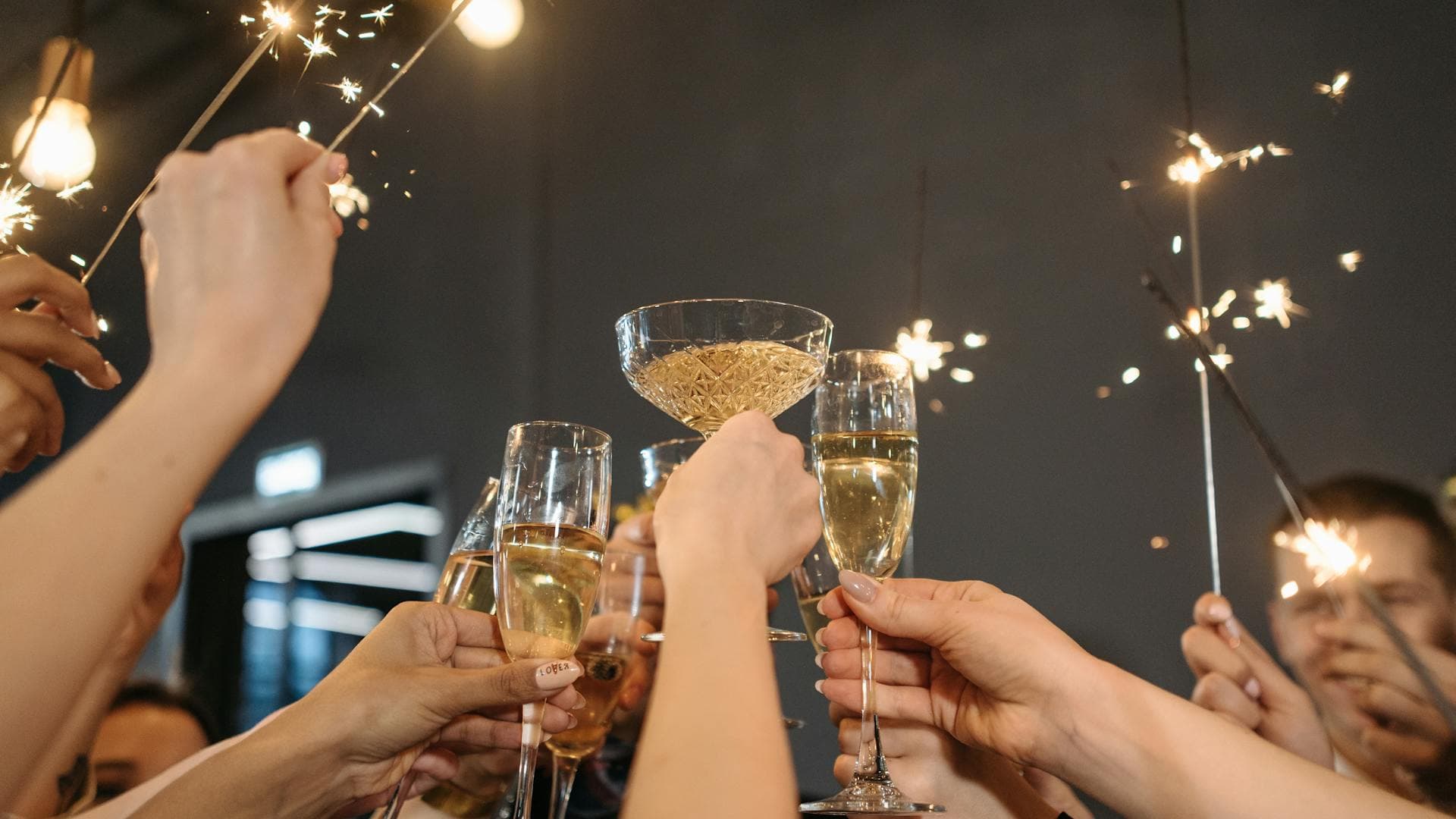Champagne-toost met vuurwerk tijdens Oud & Nieuw